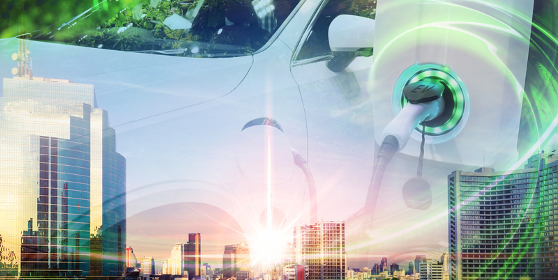 Auto elettrica collegata a una colonnina di ricarica con pannelli solari e pale eoliche sullo sfondo, simbolo di mobilità sostenibile e fonti rinnovabili.